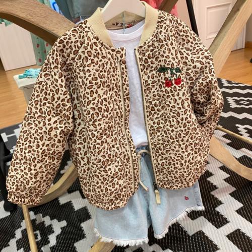bomber print camiseta blanca short denim