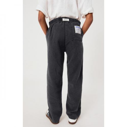 jogging negro jazy detras nin o american