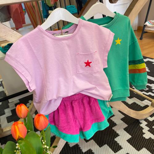 sudadera esmeralda camiseta lilac short fucsia verde