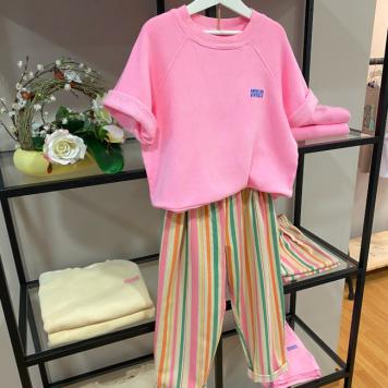 sudadera rosa pantalon rayas