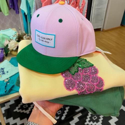sudadera uvas short verde gorra violet